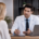 Cirurgião plástico conversa com paciente durante consulta em consultório moderno